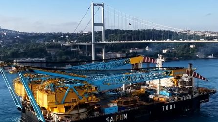 Dünyanın En Büyük Üçüncü Yarı Batık Vinç Gemi İstanbul Boğazı'ndan Geçti