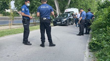 Adapazarı'nda otomobilde ceset bulundu, mermi yarası tespit edildi