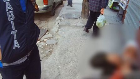 Zonguldak'ta mendil satıcısı zabıta ile tartıştı, olay kamerada
