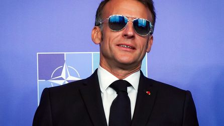 Fransa Cumhurbaşkanı Macron, NATO Zirvesi'nde güneş gözlüğü taktı