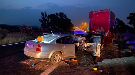 Ceyhan'da TIR'a çarpan otomobildeki iki kişi hayatını kaybetti