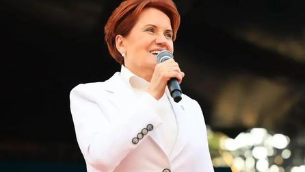 Meral Akşener Kocaeli'de bir düğün töreninde görüntülendi