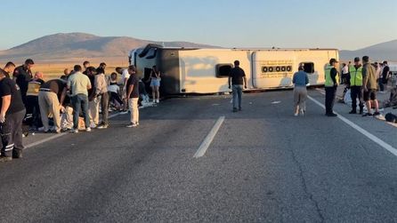 Kütahya-Afyonkarahisar yolunda yolcu otobüsü devrildi, 31 yaralı