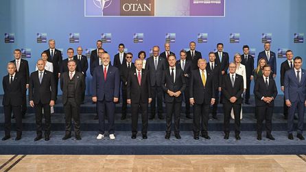 Erdoğan, NATO Zirvesi'nde liderlere silah hediye etti