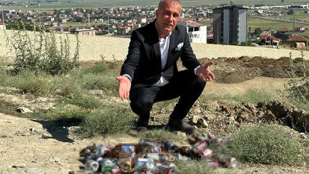 Mezarlıkta skandal görüntüler! Hem alkol aldılar hem de...