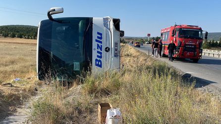 Yolcu otobüsü şarampole devrildi, 24 kişi yaralandı