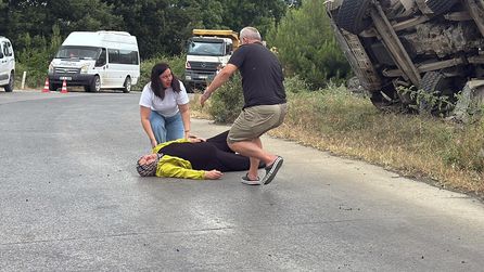 İlkadım'da freni boşalan kamyon devrildi, şoför hayatını kaybetti