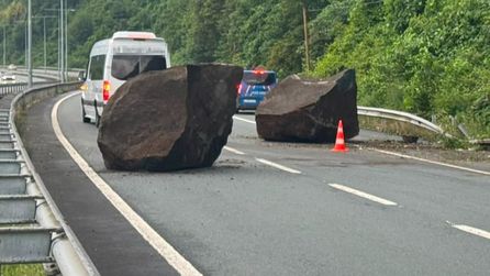 Rize'de Karadeniz Sahil Yolu'nda Dev Kayalar Yola Düştü