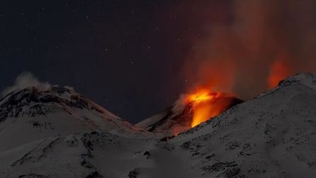 İtalya'nın Etna Yanardağı'nda patlama ve kül püskürmesi oldu