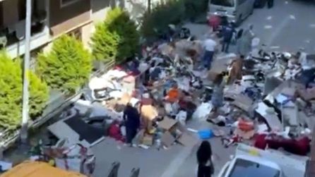 Cezaevindeki Kiracısından Kira Alamayan Ev Sahibi Eşyaları Sokağa Attı