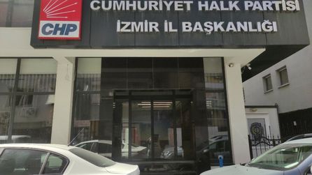 CHP İzmir'de Üç İlçe Başkanı Görevden Alındı