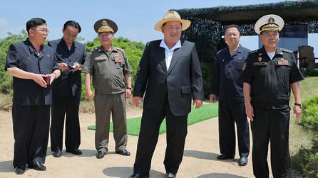 Kuzey Kore lideri Kim Jong-un, yeni savaş gemisinde silah testlerini denetledi