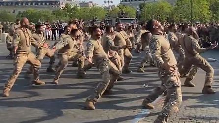 Bastille Günü'nde askerlerden geleneksel haka gösterisi