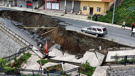 Rize'de yurt inşaatında yol ve istinat duvarı çöktü