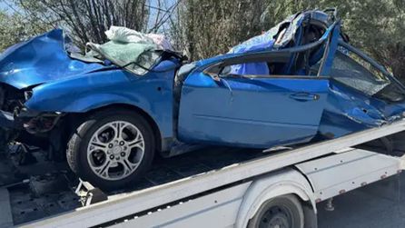 Afyonkarahisar'da bariyerlere çarpan araçta çift hayatını kaybetti