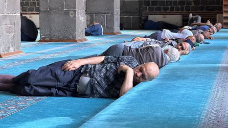 Diyarbakır'da sıcak hava nedeniyle camiler serinleme alanı oldu