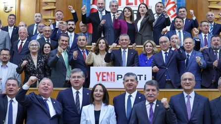 Manisa Büyükşehir Belediye Başkanı Besim Dutlulu, rozet takma töreni düzenliyor