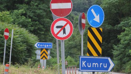 Fatsa'daki kavşakta yön tabelaları sürücüleri zorluyor