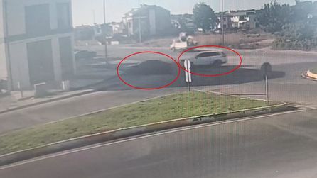 Manavgat'ta Çarpışan Araçlar İş Yerine Girdi