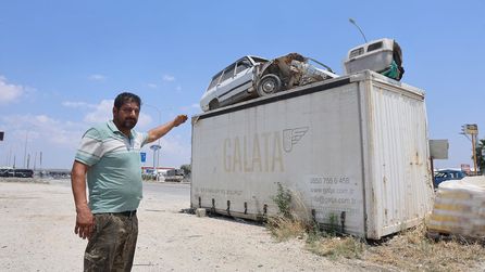 Hırsızlardan korunmak için otomobili konteynerin üstüne koydu