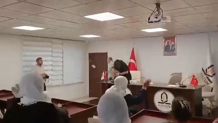 Mardin'de Belediye Meclisi'nde İstifa Protestosu Gerilimi Yaşandı