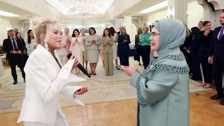 Ajda Pekkan, NATO Zirvesi'nde lider eşlerine konser verdi
