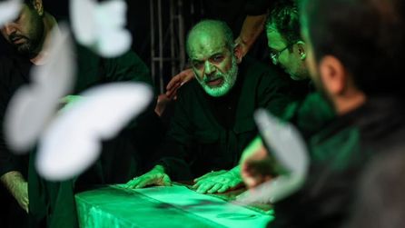 General Vahidi cenazede kameralar karşısında göründü