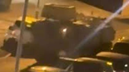 İngiltere'de alkol alan askerler zırhlı araçla kışlaya daldı