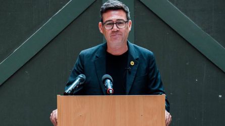 İngiltere İşçi Partisi yeni lideri Andy Burnham göreve hazırlanıyor