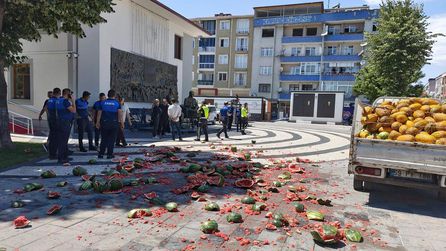 Saray'da seyyar satıcı karpuzlarını yola fırlattı