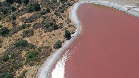 Çanakkale'deki Pembe Göl renk değişimiyle dikkat çekiyor