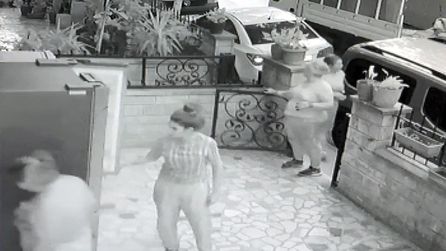 Dört kadın, 100 kiloluk buzdolabını çaldı