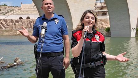 Batman polisi Hasankeyf'te müzik performansı sergiledi