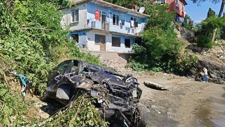 Ordu'da otomobil deniz kıyısına düştü, sürücü yaralandı