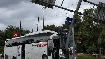 İstanbul Eyüpsultan'da yolcu otobüsü kaza yaptı, 30 kişi yaralandı