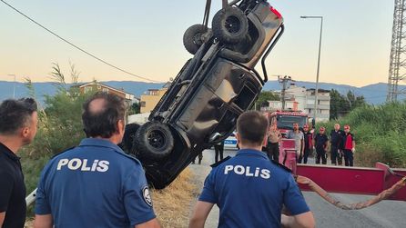 Balıkesir'de kamyonet dereye düştü; 2 kişi hayatını kaybetti