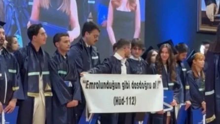 Yeditepe Üniversitesi'nde mezuniyet töreninde pankart gerginliği yaşandı