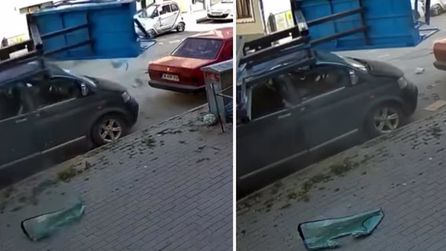 Bursa'da taşıma asansörü minibüsün üzerine devrildi