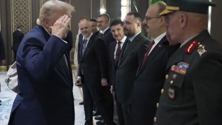 Trump, Ankara'da Türk Komutan karşısında asker selamı verdi