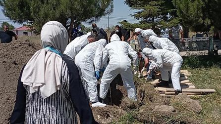 KKKA nedeniyle hayatını kaybeden kişinin cenazesi özel kıyafetlerle taşındı