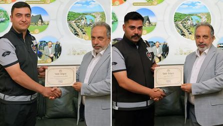 Talas'ta güvenlik görevlileri kayıp çantayı sahibine teslim etti