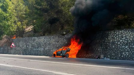 Alanya dönüşü otomobil alev alev yandı, aile kurtuldu
