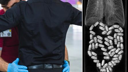 İzmir Havalimanı'nda 490 gram metamfetamin taşıyan kurye yakalandı