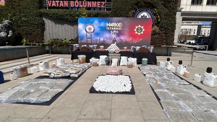 İstanbul'da uyuşturucu operasyonları: Ele geçen maddeler sergilendi