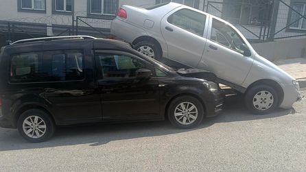 Küçükçekmece'de otomobil rampadan geri kayarak kazaya neden oldu