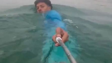 Fas'tan yüzerek İspanya'ya geçmeye çalışan göçmen anlarını kaydetti