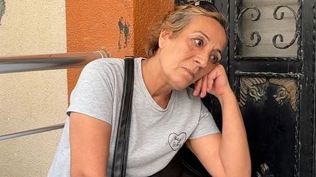 Evinin önünde saatlerce oturma eylemi yaptı! Nedeni bir hayli ilginç