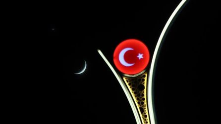 Venüs ve hilal batıda yan yana görünecek