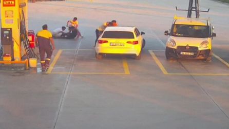 Kuşadası'nda yol verme yüzünden çıkan kavga güvenlik kamerasında
