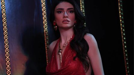 Hazar Ergüçlü tatilinde paylaştığı pozlarla gündeme geldi